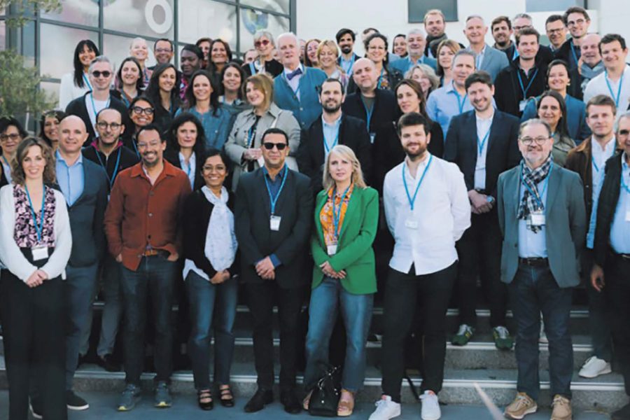 Groupe de personnes devant le laboratoire Théa